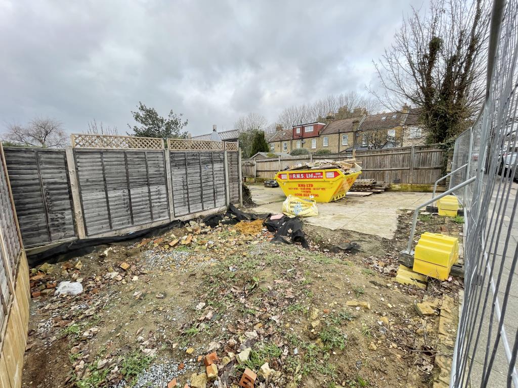 Lot: 95 - VACANT LAND WITH PLANNING - Vacant parcel of land with garage demolished and planning for 2 bedroom dwelling